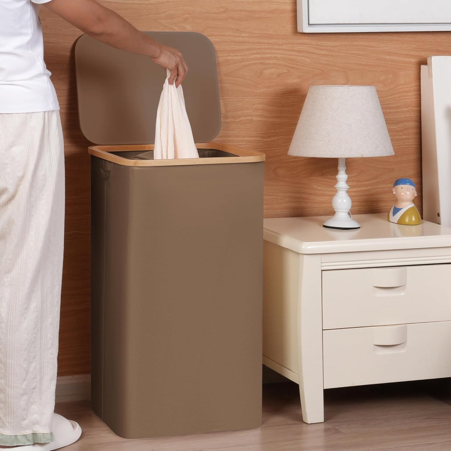 26 Gal Laundry Basket with Lid and Net Bag, Tall Laundry Hamper with Bamboo Handles, Aesthetic Dirty Clothes Bin for Laundry Room, Bathroom, Bedroom and Dorm, Brown