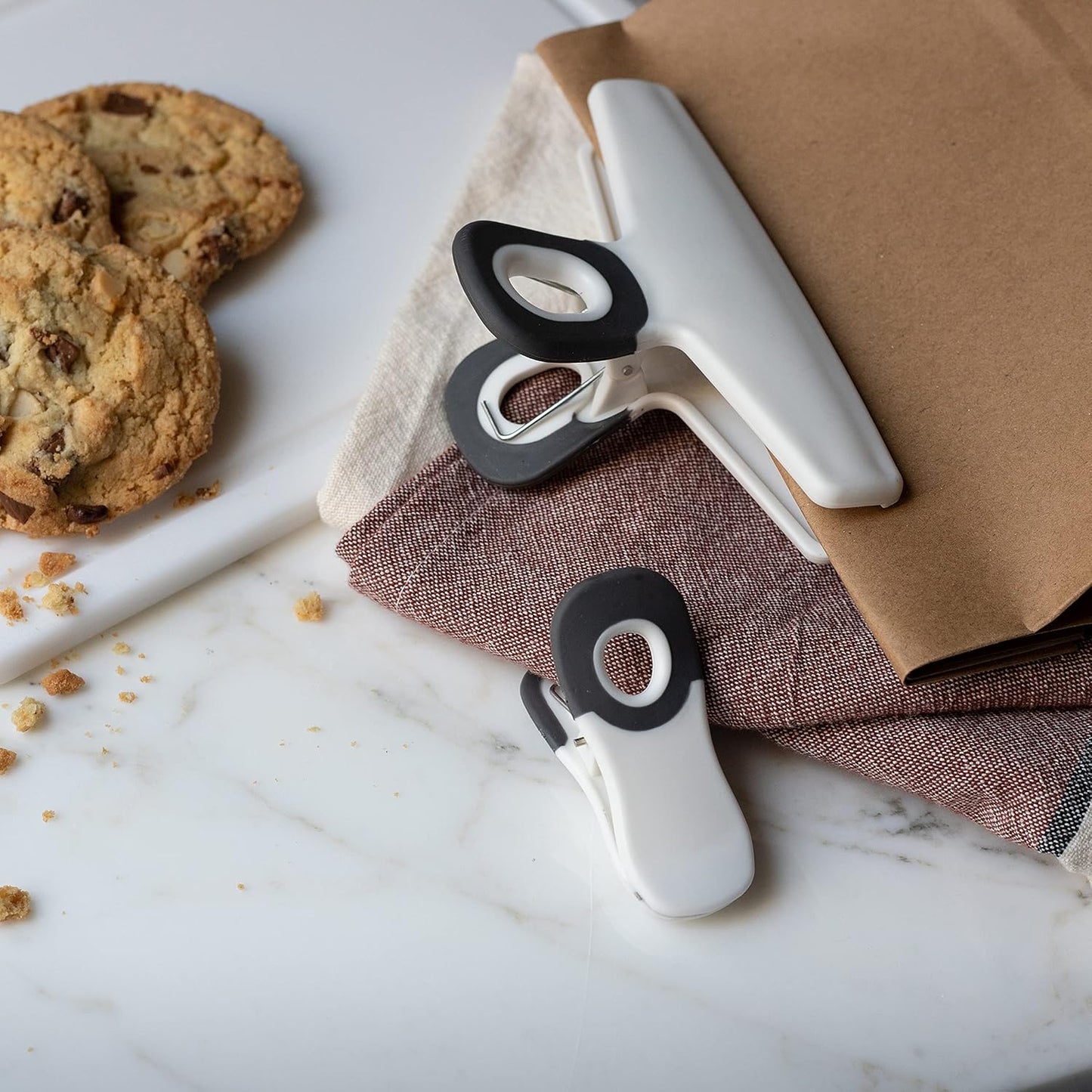 COOK WITH COLOR Bag Clips, Heavy Duty Chip Clip and Refrigerator Magnet Clips for Food Storage with Air Tight Seal Grip for Snack Bags and Food Bags (White, Pack of 8)